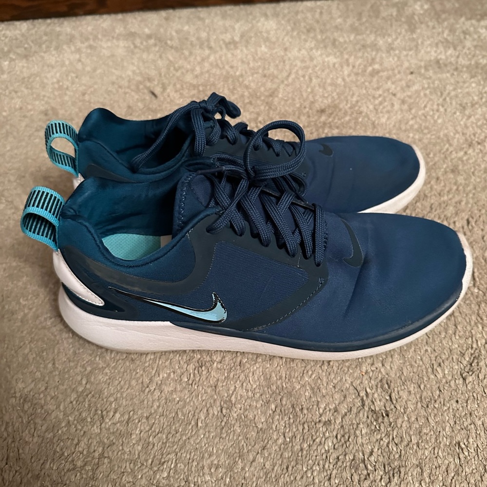 Nike women’s size 9 tennis shoes